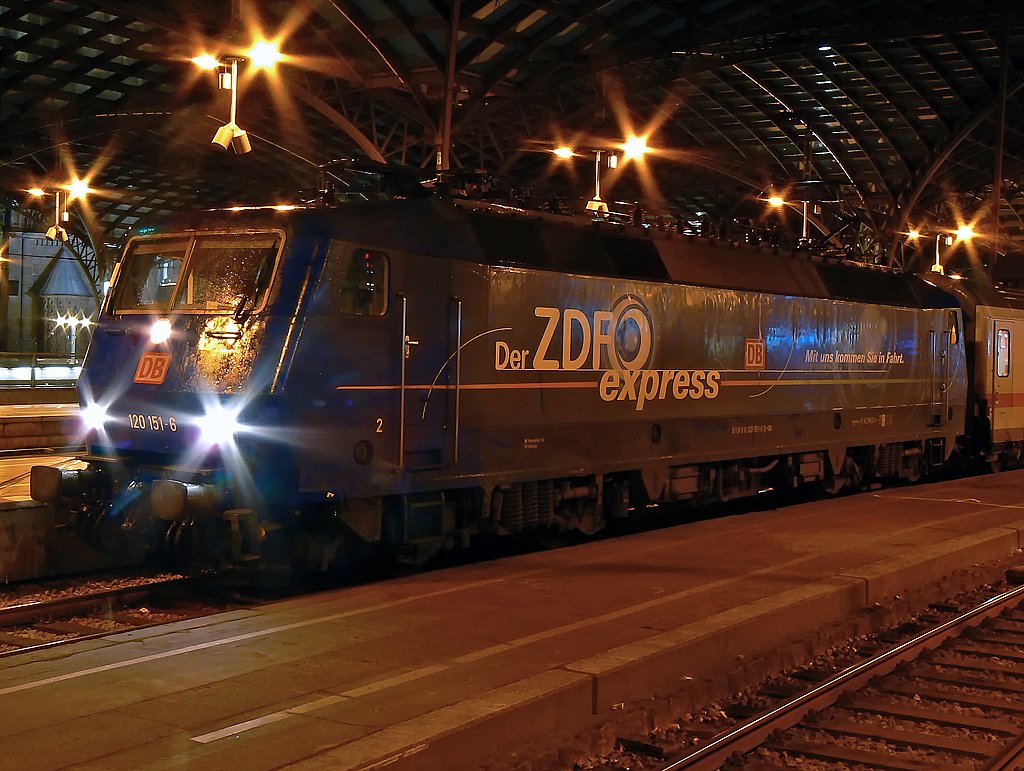 120 151-6  ZDF-Express  in K�ln Hbf. im Nov.09