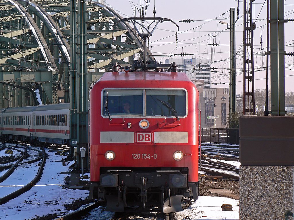 120 154-0 bei der Einfahrt in K�ln Hbf am 16.02.2010