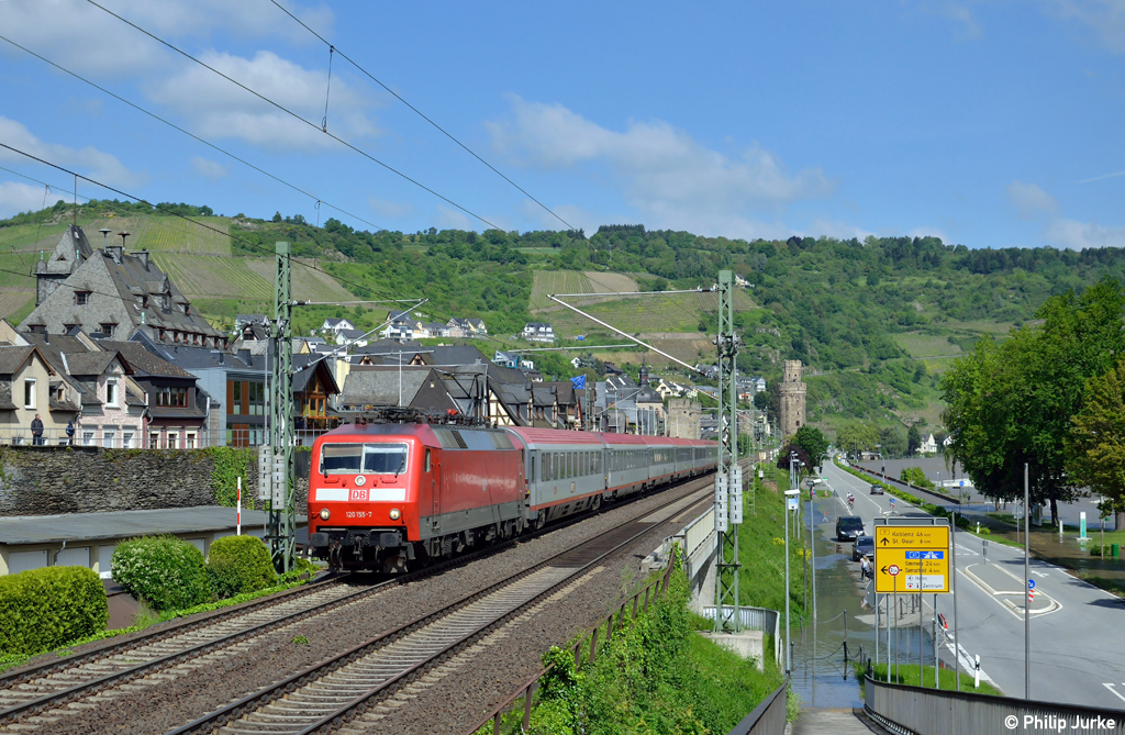 120 155-7 mit dem IC 119 von M�nster nach Innsbruck am 02.06.2013 bei Oberwesel.
