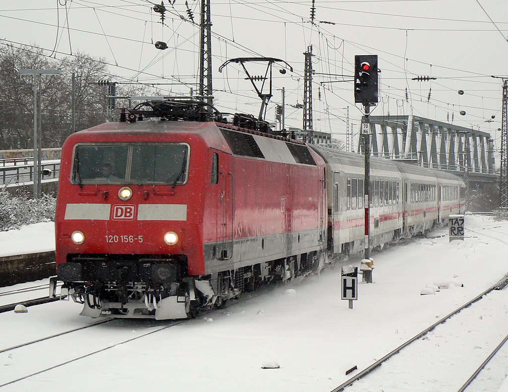 120 156-5 im winterlichen K�ln Messe/Deutz am 24.12.2010