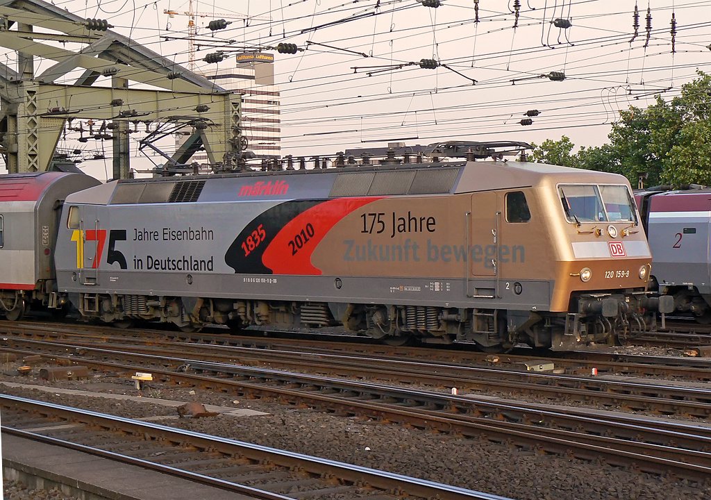 120 159-9 am EN420/421 in K�ln Hbf am Abend des 05.06.2010
