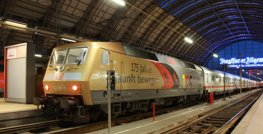 120 159-9 mit der verdreckten 175 Jahre Werbung kam nach Sonnenuntergan am 27.06.2010 in den Frankfurter Hbf.