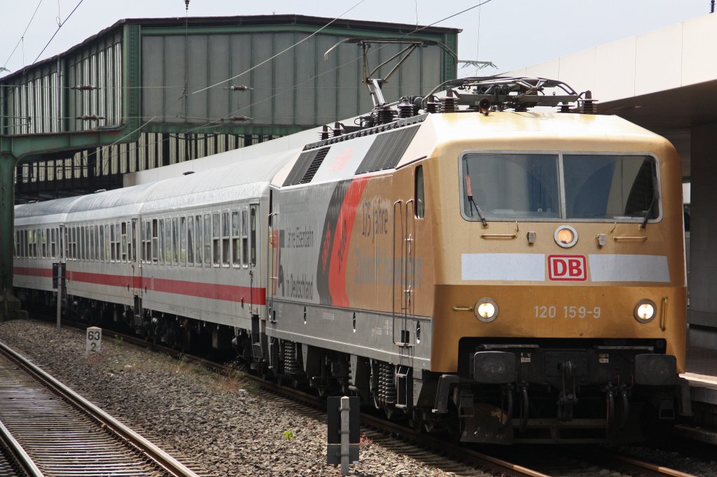 120 159 am 30.5.10 mit IC 1924 in Duisburg Hbf