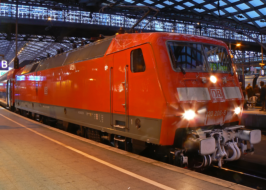 120 206-8 am RE9/RSX nach Siegen in K�ln Hbf. am 23.12.2010, am Zugschluss hing 120 208