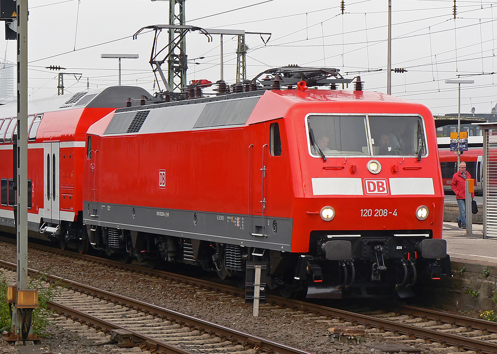 120 208-4 am RE9 rtg Siegen in K�ln/Messe-Deutz am 07.10.2010

