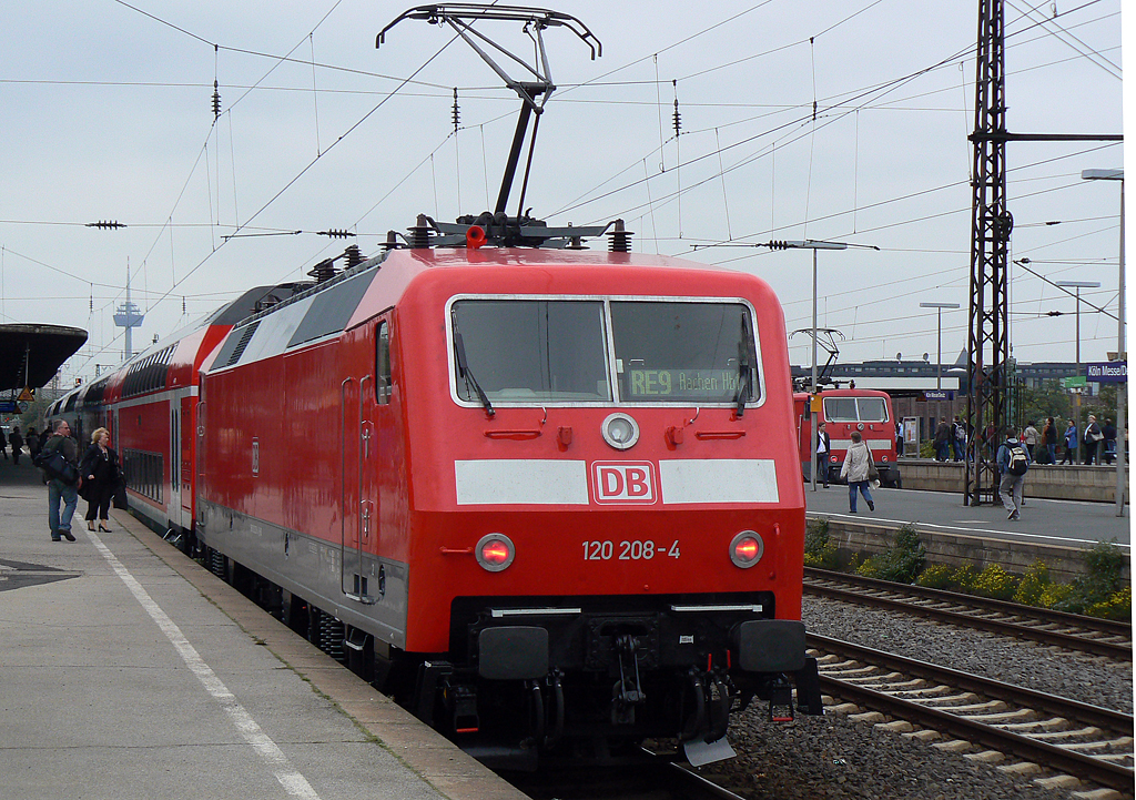 120 208-4 schiebt den RE9 nach Aachen, aufgenommen in K�ln/Messe-Deutz am 08.10.2010