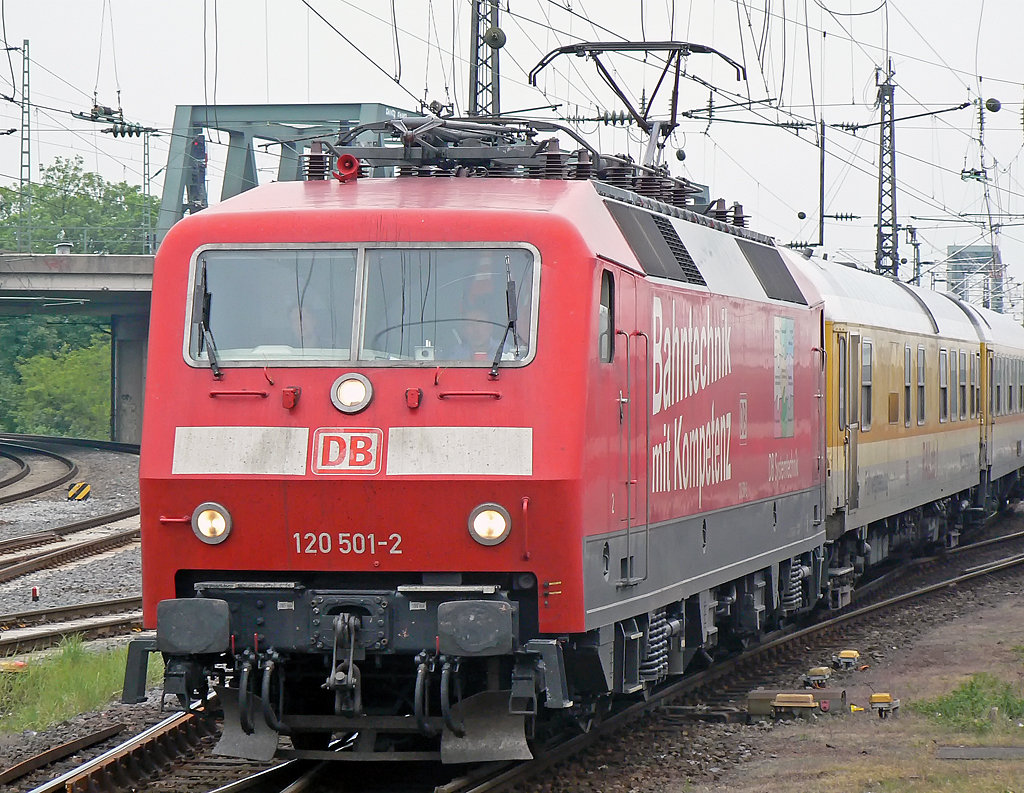 120 501-2 der DB Systemtechnik kam heut mit dem Raillab aus Wiesbaden durch K�ln/Messe Deutz rtg K�ln Bbf. !
