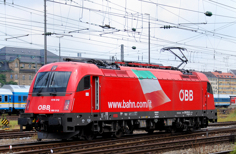 1216 012-5, aufgenommen am 18.07.10, beim Umsetzen im Hbf M�nchen.