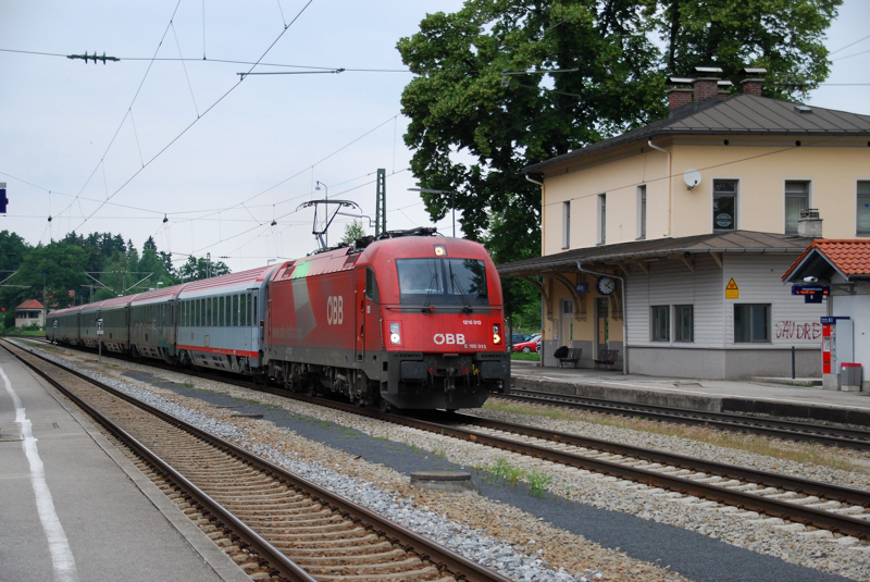1216 013, aufgenommen am 11.06.11, bei der Durchfahrt durch A�ling, Obb.