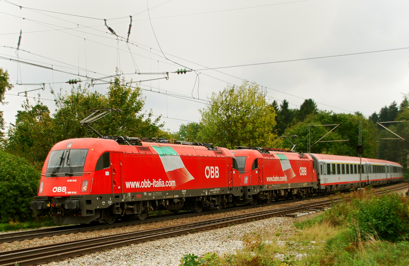 1216 015-8 + 1216 014-1, aufgenommen am 30.09.12, in A�ling.
