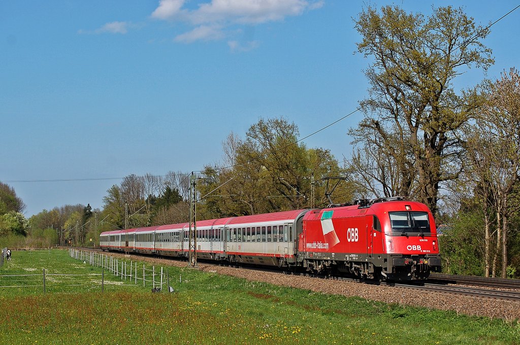 1216 015 zieht den Euro City zum Brenner.
Bei herrlichen Wetter konnte die frisch gewaschene Lok festgehalten werden.
Aufgenommen am 17.04.2011 in Happing.