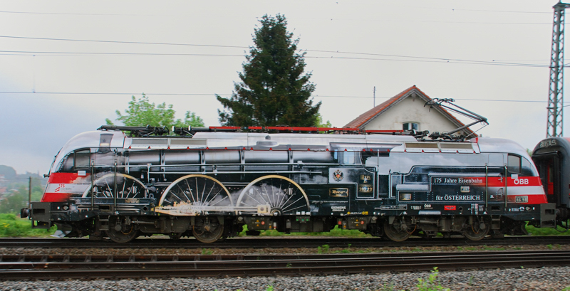 1216 020-8, 175 Jahre, aufgenommen am 11.05.13, in A�ling.