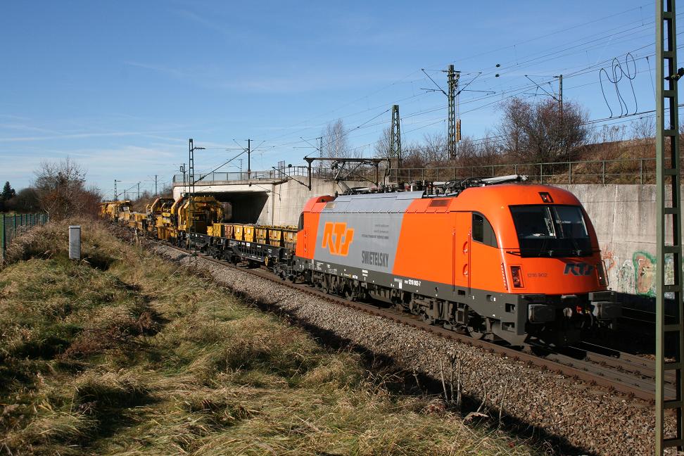 1216 902 mit Bauzug in Richtung Rosenheim.In Waldtrudering