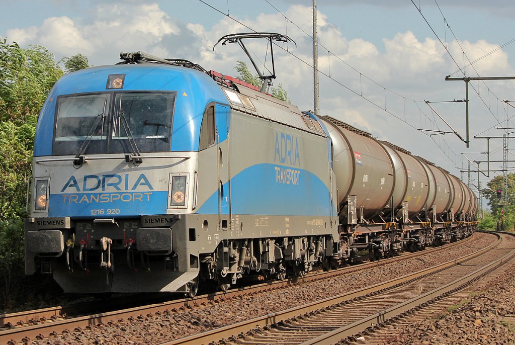1216 920 Adria Transport mit Kesselzug in Porz Wahn am 06.07.2011
