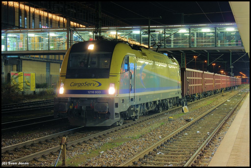 1216 933-2 (Cargo Serv) in Regensburg-Hbf am 3.12.2012. 