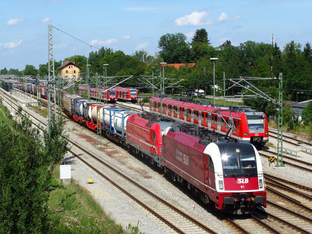 1216 940 der Salzburger Lokalbahn mit der 541 004 Slovenske zelecnice mit �ber das sch�ne Mangfalltal.
Aufgenommen am 15.08.2009 in Deisenhofen.