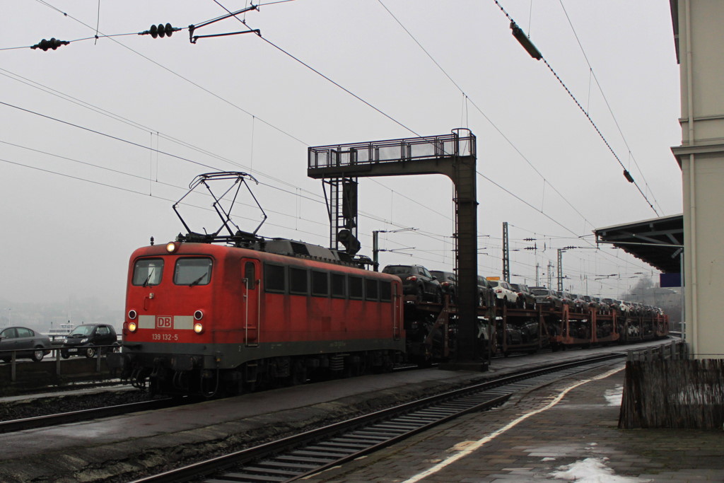 139 132-5 f�hrt mit neuen Autos am 6.1.11 durch R�desheim am Rhein