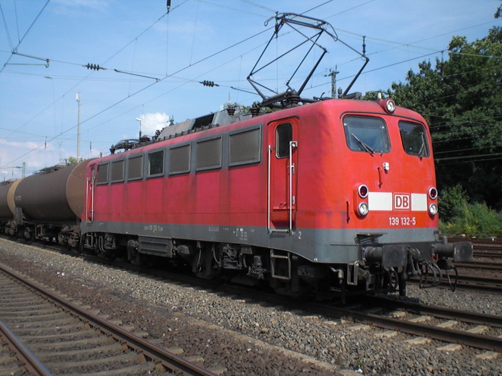 139 132-5 in K�ln-West mit einem Guterzug.