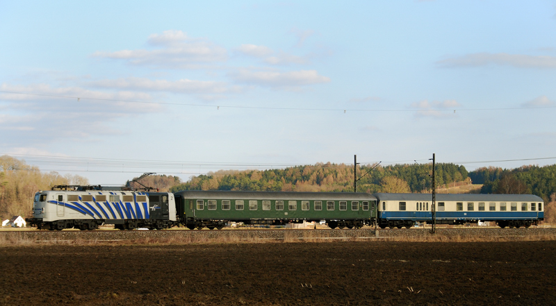139 310-7, mit zwei historischen Wagen am Haken, aufgenommen am 11.03.11, kurz vor Mindelaltheim Strecke Augsburg-Ulm.