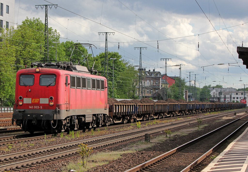 140 003-5 der EBM mit 365 145-2 in K�ln West am 11.05.2013