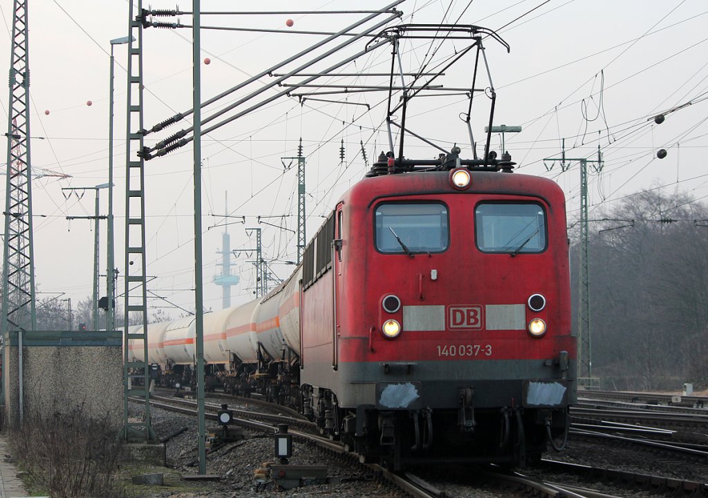 140 037-3 mit Kesselzug bei der Einfahrt in den Gbf Gremberg am 01.03.2011 kurz vor Sonnenuntergang