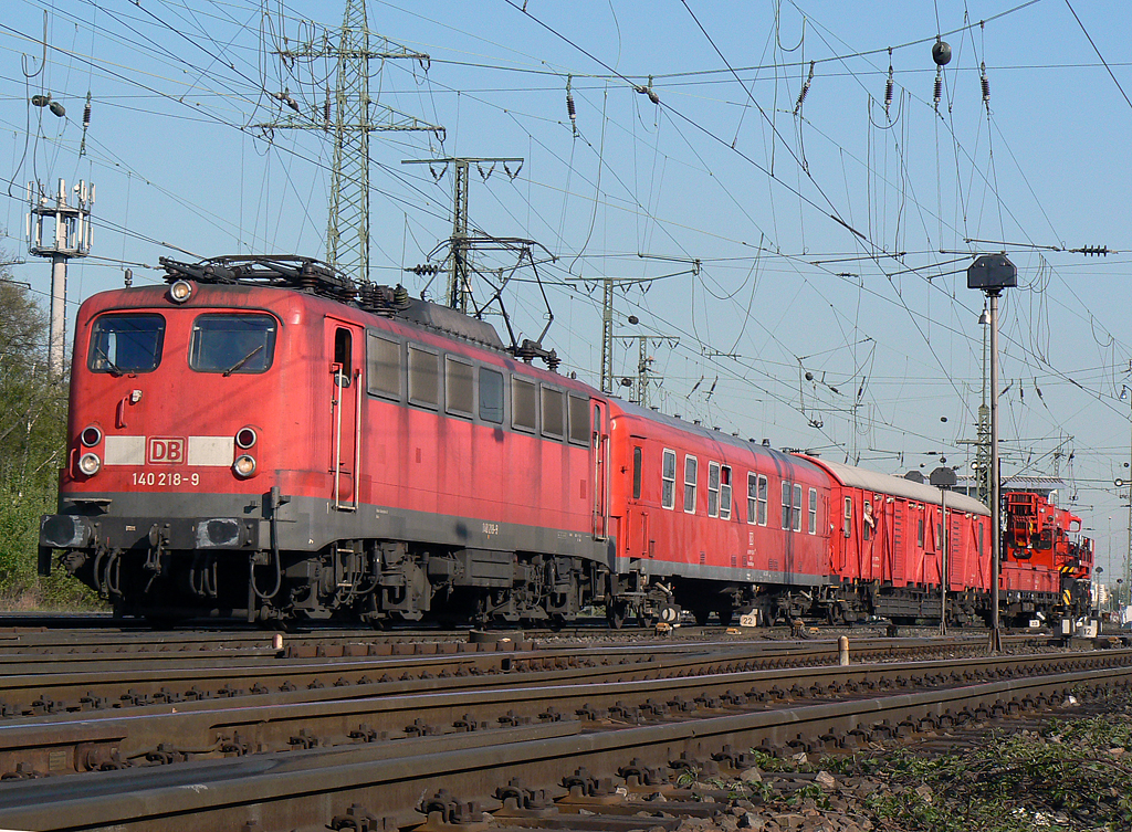140 218-9 verl�sst mit dem Hilfszug (inkl. Kran) den Gbf K�ln Gremberg am 22.04.2010