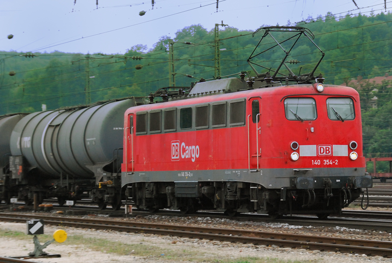 140 354-2, aufgenommen am 02.09.11, bei der Durchfahrt durch Treuchtlingen.