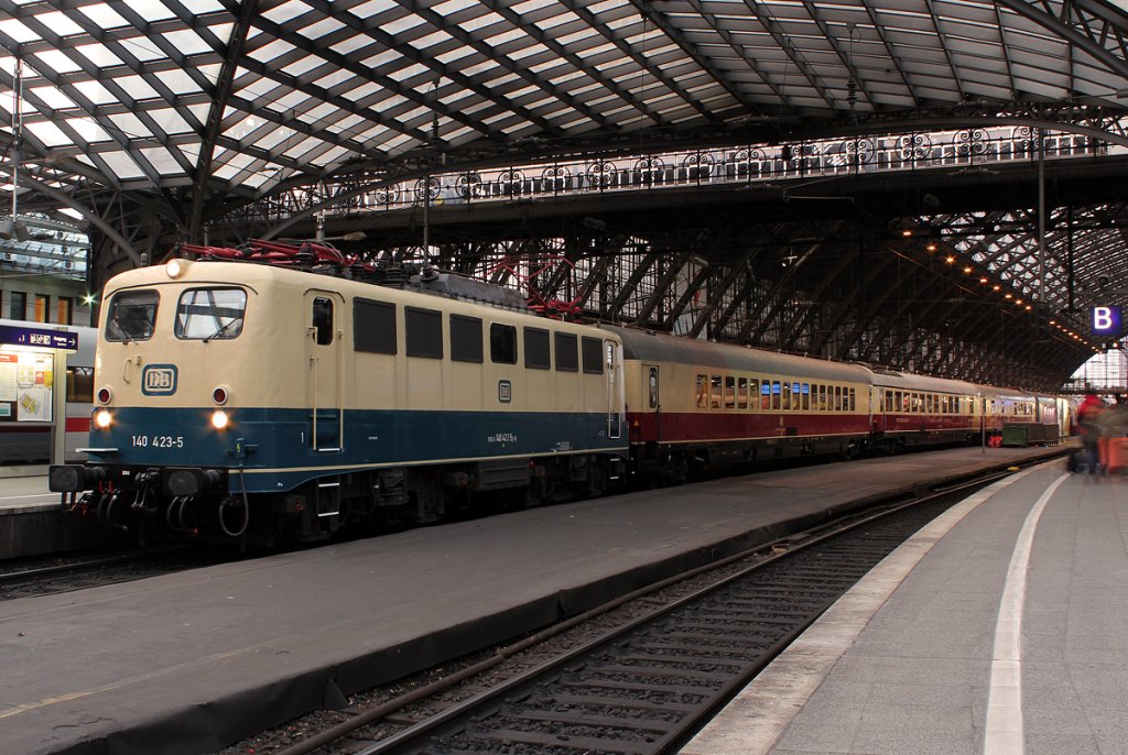 140 423-5 bei ihrer �berp�nktlichen Ankunft am sp�ten Nachmittag des 06.11.2012 in K�ln Hbf. 