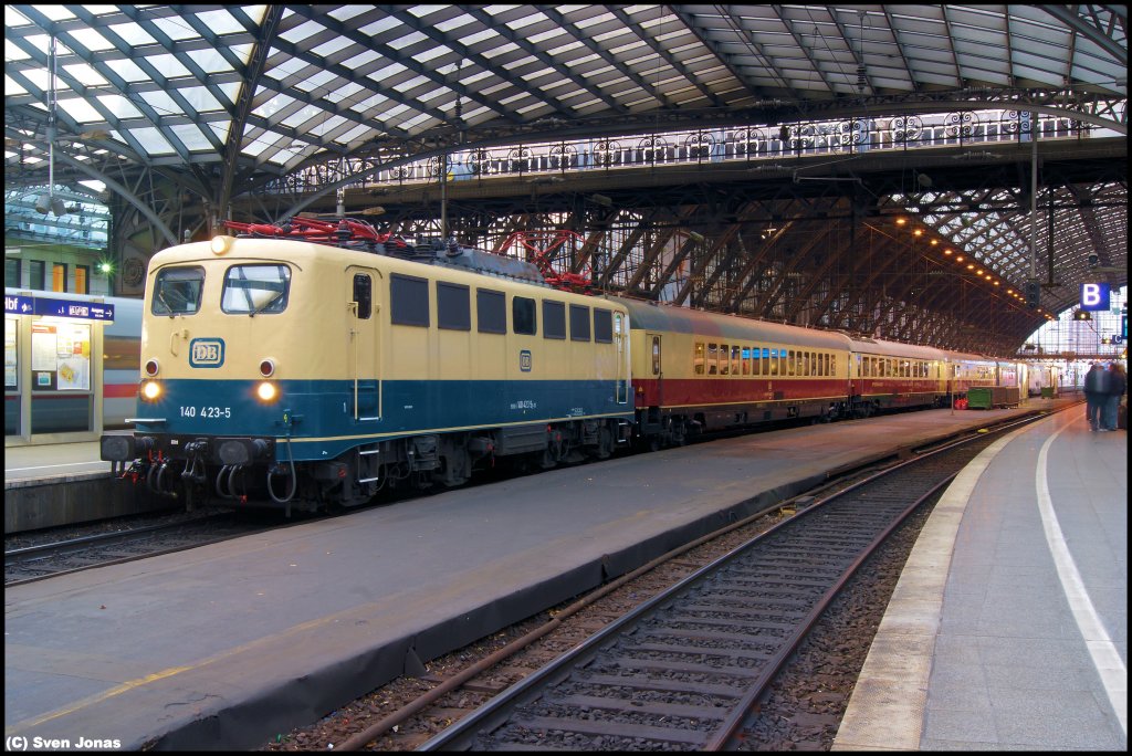 140 423-5 (DB Museum Koblenz) mit dem DPE 5785 hier in K�ln-Hbf am 6.11.2012.  