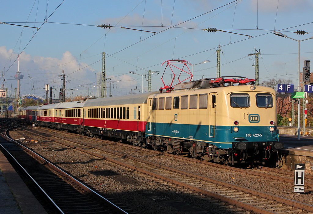 140 423-5 mit Sonderzug in K�ln Messe/Deutz am 06.11.2012