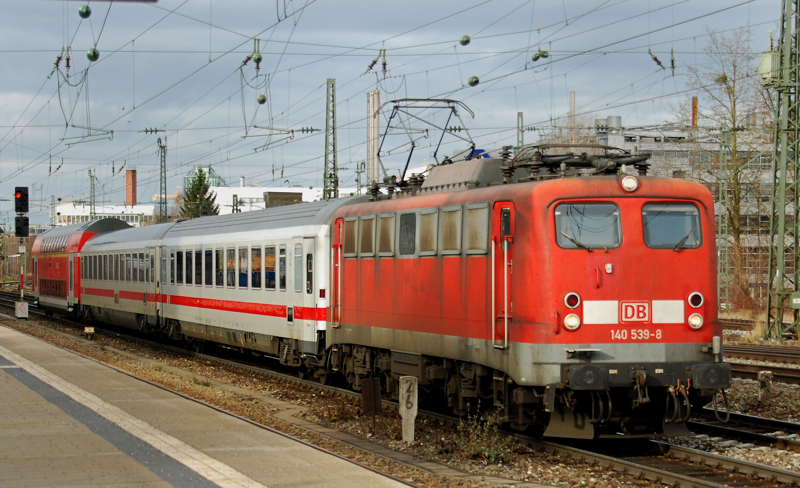 140 539-8 mit Schad-PbZ am Haken, aufgenommen am 22.12.12, am Heimeranplatz.
