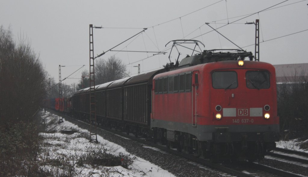 140 637 mit einem G�terzug von Seelze nach Braunschweig in Limmer am 04.01.2011