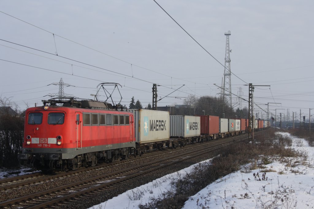 140 716 mit einem Containerzug in Ahlten am 04.01.2011