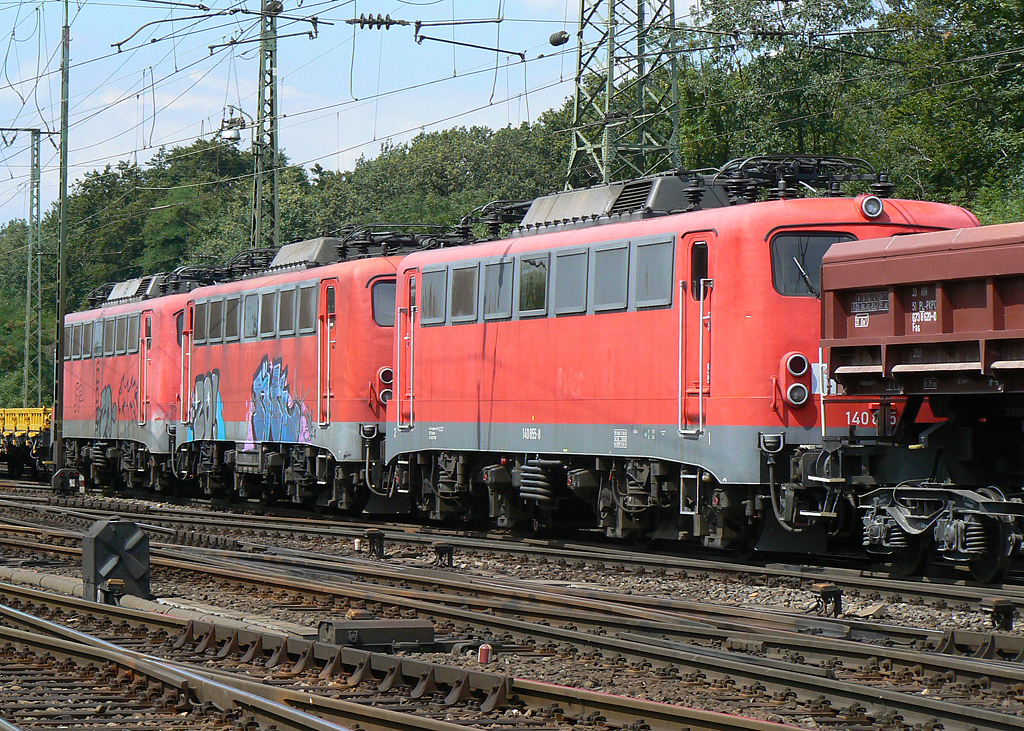 140 855 plus 2 weitere 140er, deren Nummern nicht erkennbar sind im Zug, den 140 808-7 anf�hrt, aufgenommen in Gremberg am 28.07.2010