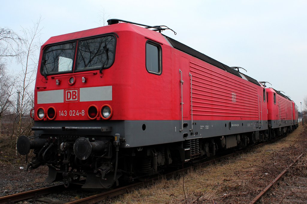 143 024-8 wartet in Opladen auf seine Verschrottung , aufgenommen am 03.03.2012