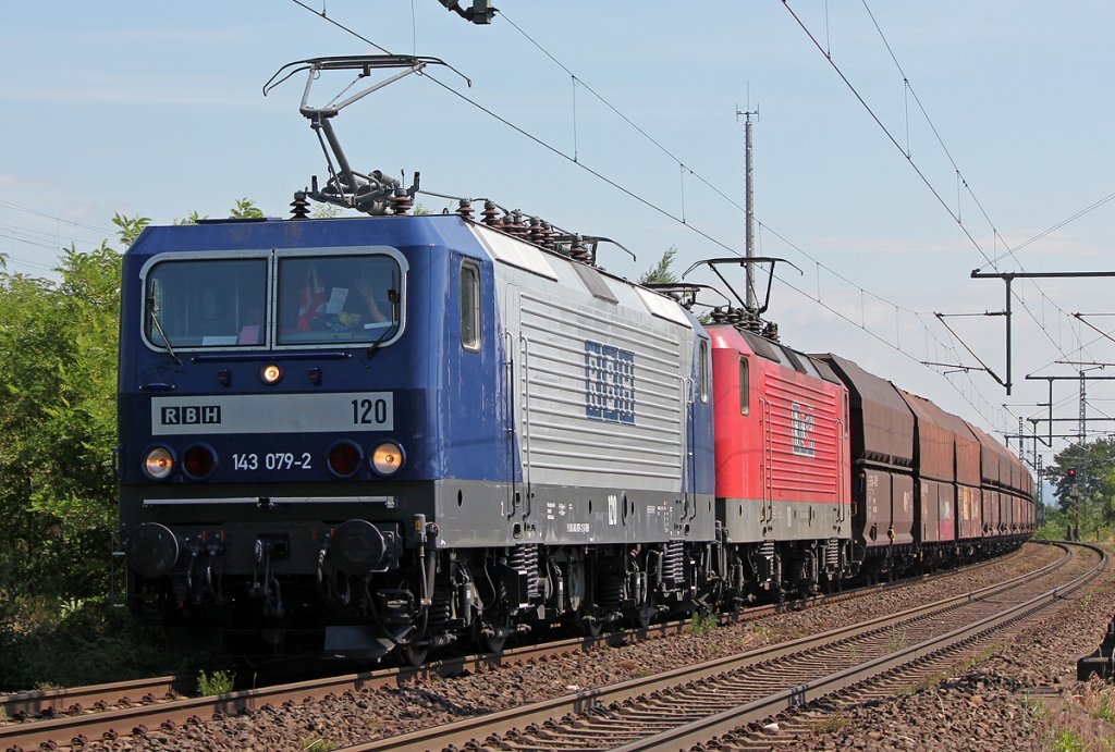 143 079-2 der RBH mit 143 916 in Porz Wahn am 01.06.2011