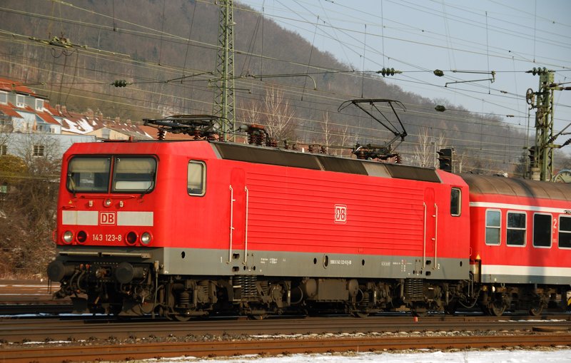 143 123-8, aufgenommen bei der Einfahrt in den Bahnhof Treuchtlingen, am 09.03.10.