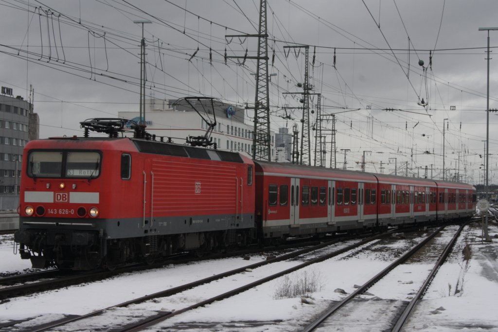 143 126 mit einer S-Bahn in N�nberg HBF am 12.12.2010