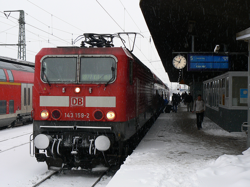 143 159-3 am RB27 aus Koblenz im winterlichen K�ln Messe/Deutz am 24.12.2010