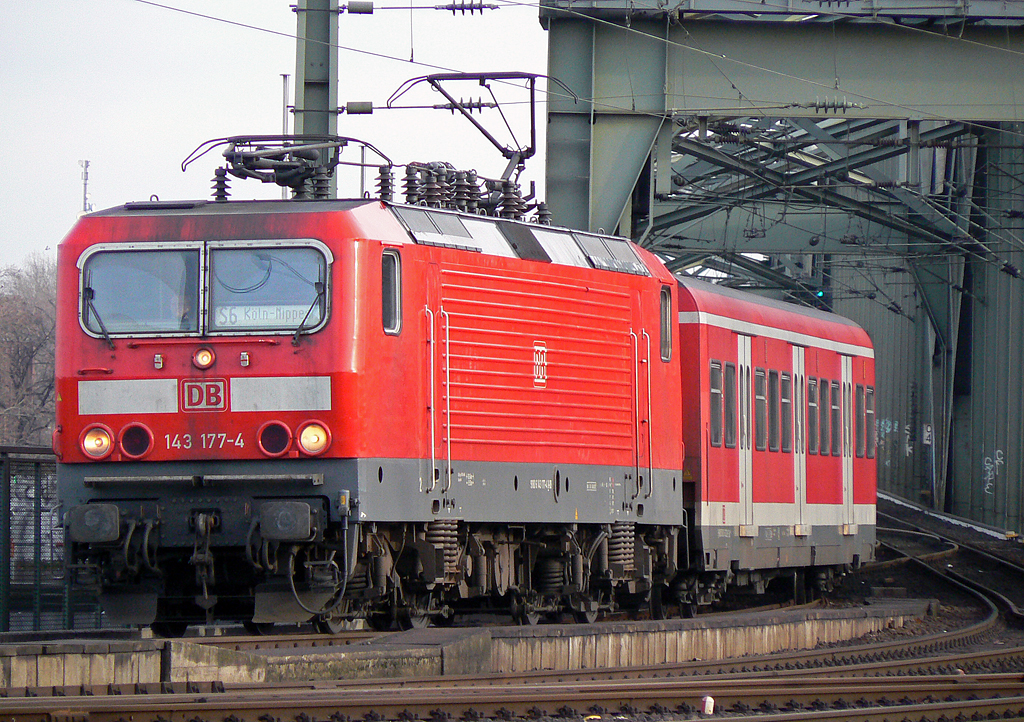143 177-4 mit der S6 nach K�ln Nippes in K�ln Hbf am 09.01.2011