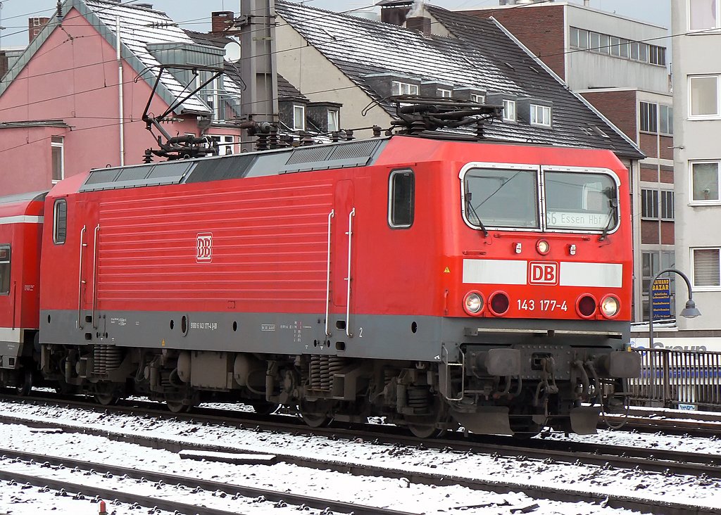 143 177-6 kommt mit der S6 gleich am Gleis 9 an ,  6.3.2010 in K�ln Hbf.