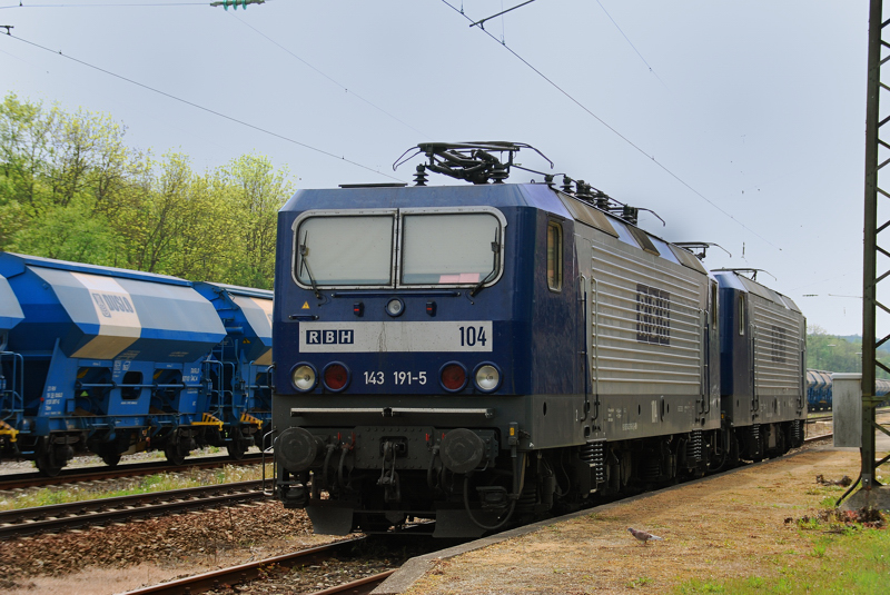 143 191-5 + 143 068-5, RBH, abgestellt im Bahnhof Neuoffingen. Aufgenommen am 02.05.11.