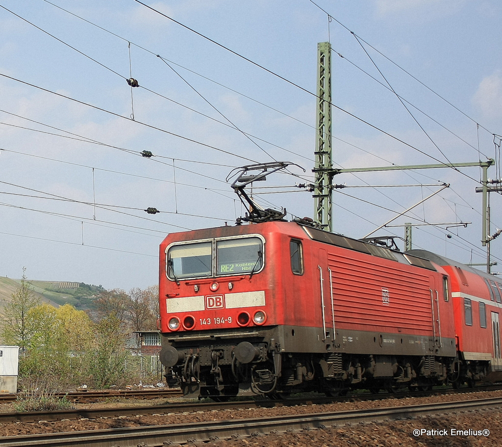 143 194-1 neigt sich mit den 4 Dostos und einer weiteren 143 nach Bingen (Rhein) Hbf. Am 20.04.2010
