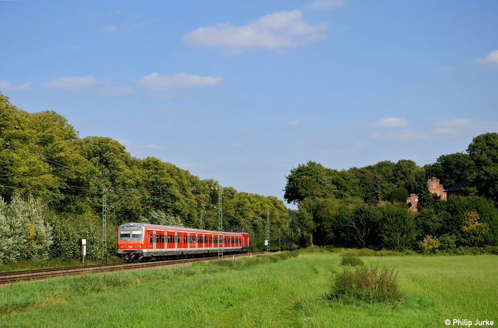 143 215-2 schiebt die S6 nach K�ln-Nippes am 16.09.2012 durch einen kleinen Einschnitt zwischen Essen-Werden und Essen-Kettwig.