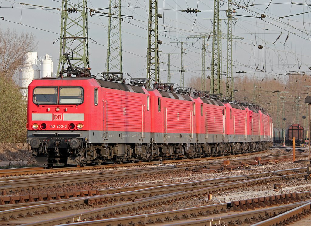 143 253-3 mit einem Vollstreckerzug rtg Opladen bestehend aus 6x BR 143 und 1x BR 110 in Gremberg am 24.03.2011 