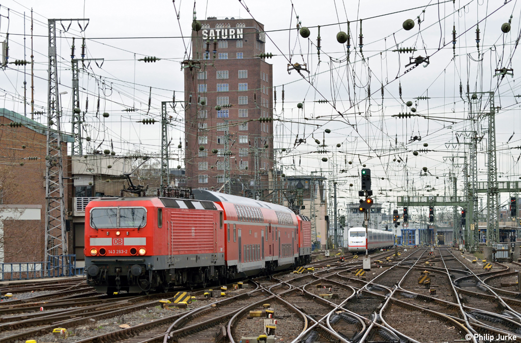 143 263-2 und 143 090-9 mit der RB 12563 von K�ln nach Koblenz am 14.04.2013 bei der Einfahrt in den K�lner Hbf.