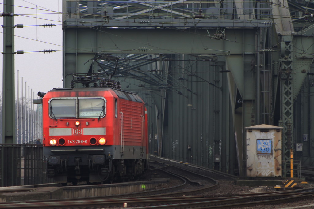 143 298 kommt mit Ihrem X-Wagenzug am 28.02.2011 �ber die Hohenzoller Br�cke