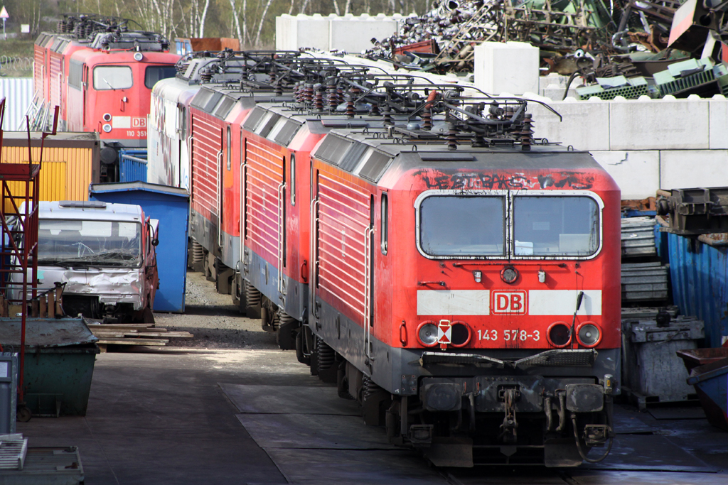 143 578-3 steht in Opladen um bald dort verschrottet zu werden. Aufnahme vom 11.04.10 
