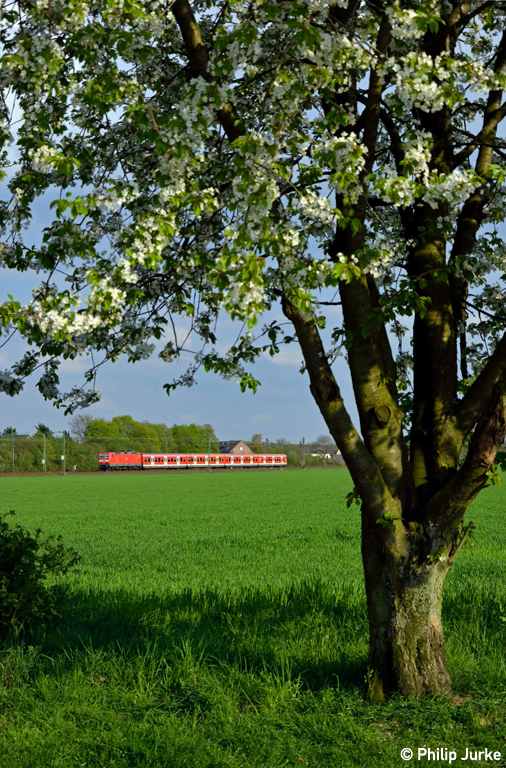 143 583-3 mit der S68 von Langenfeld nach Wuppertal-Vohwinkel am 25.04.2013 bei Langenfeld(Rhld.).