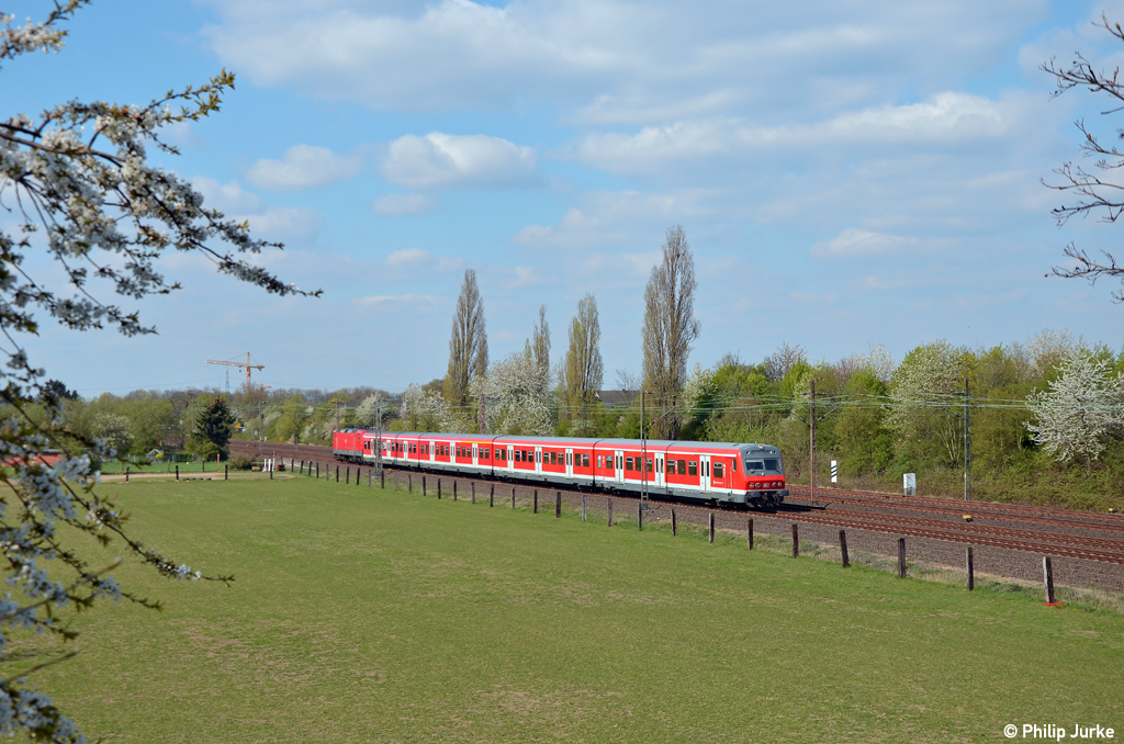 143 614-6 schiebt die S6 nach K�ln-Nippes am 08.04.2012 in Langenfeld.
